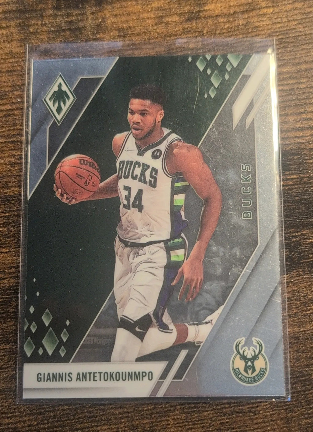 Giannis Antetokounmpo 2021-22 Panini Chronicles Phoenix #680 Front